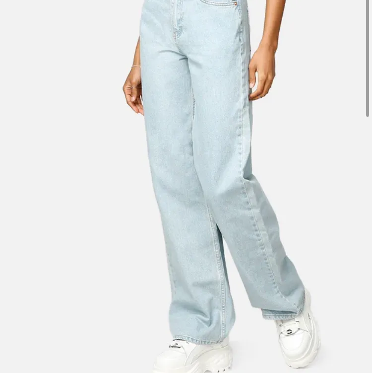 Säljer dessa jeans från junkyard helt oanvända!!! Superfräscha och snygga inför sommaren!! Storleken passar small och medium, är 173 och passar mig på längden. Köparen står för frakten eller så kan vi förhandla!. Jeans & Byxor.