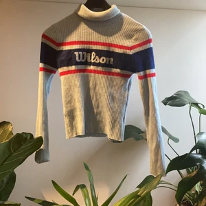 Wilson polo - Jättesnygg ljusblå polo. Passar xs-s men är väldigt stretchig. Säljs då den inte kommer till användning 