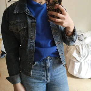 Flash jeans jacka  - Jeans jacka från Flash i storlek M med blombrodyr på baksidan. 