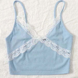 ljusblå topp - ljusblå topp som är superfin men inte används, passar s-m beroende hur man gillar passformen🥰