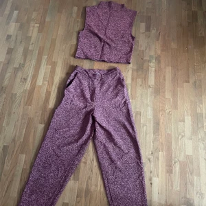 Glittrigt set  - Jag vill sälja mitt fina glitter set som passar jättebra till t.ex nyår🤩 Jag säljer det då det tyvärr inte passar mig längre. Kan mötas upp i Norrköping men kan även frakta det men köparen står för frakt🥰 