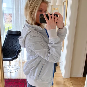 Snygg windjacket  - Skitsnygg ljusgrå/ljusblå windjacket med blåa detaljer, topp skick! Lite tjockare än en vanlig vindjacka. Går att ha med och utan luva! Stl M men skulle säga liten m.☺️