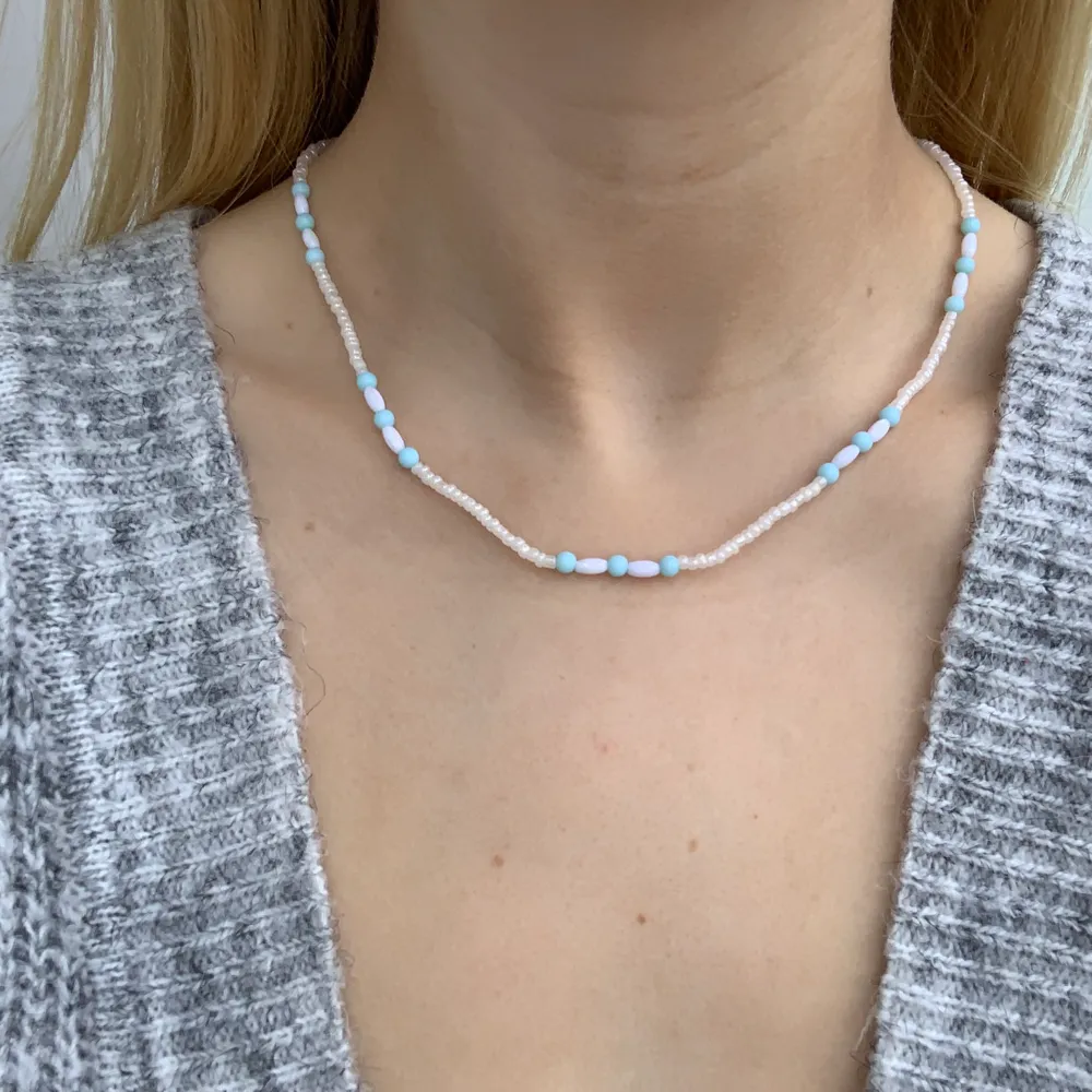 Vitt och blått pärlhalsband med små pärlor 🦋🤍🤩💙🥳🥺 halsbandet försluts med lås och tråden är elastisk . Accessoarer.
