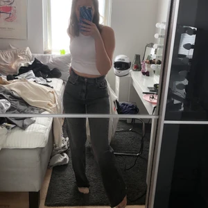 Gråa jeans - Dem populära jeansen från zara, sitter fint! Dock är dem lite små för mig runt höfterna annars skit fina. Skriv vid intresse då jag gärna vill få ut dem ur garderoben snart 
