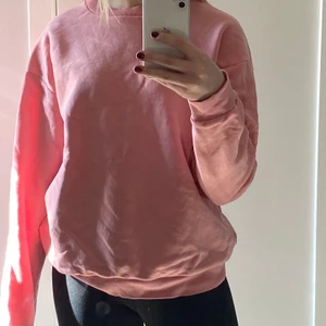 Rosa sweatshirt - Jättefin sweatshirt i den perfekta rosa färgen! Sitter oversized på mig som vanligtvis har S 💕🤩