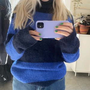 Blå tröja - Säljer denna fina blårandiga tröja i gott skick.💕💕 Frakt ingår inte.