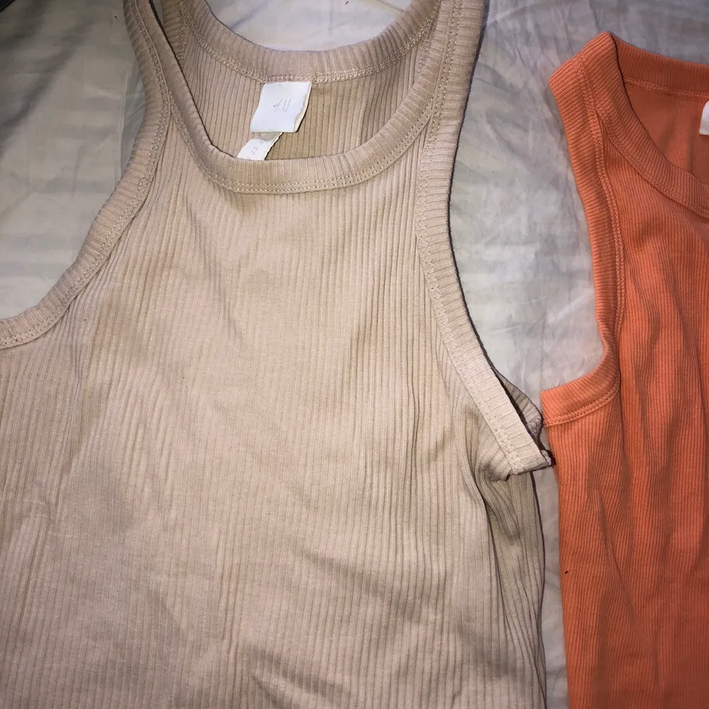 Två knappt använda linnen, båda i storlek XS, det beigea är från H&M och det i orange från Gina, båda för 140kr med frakt . Toppar.