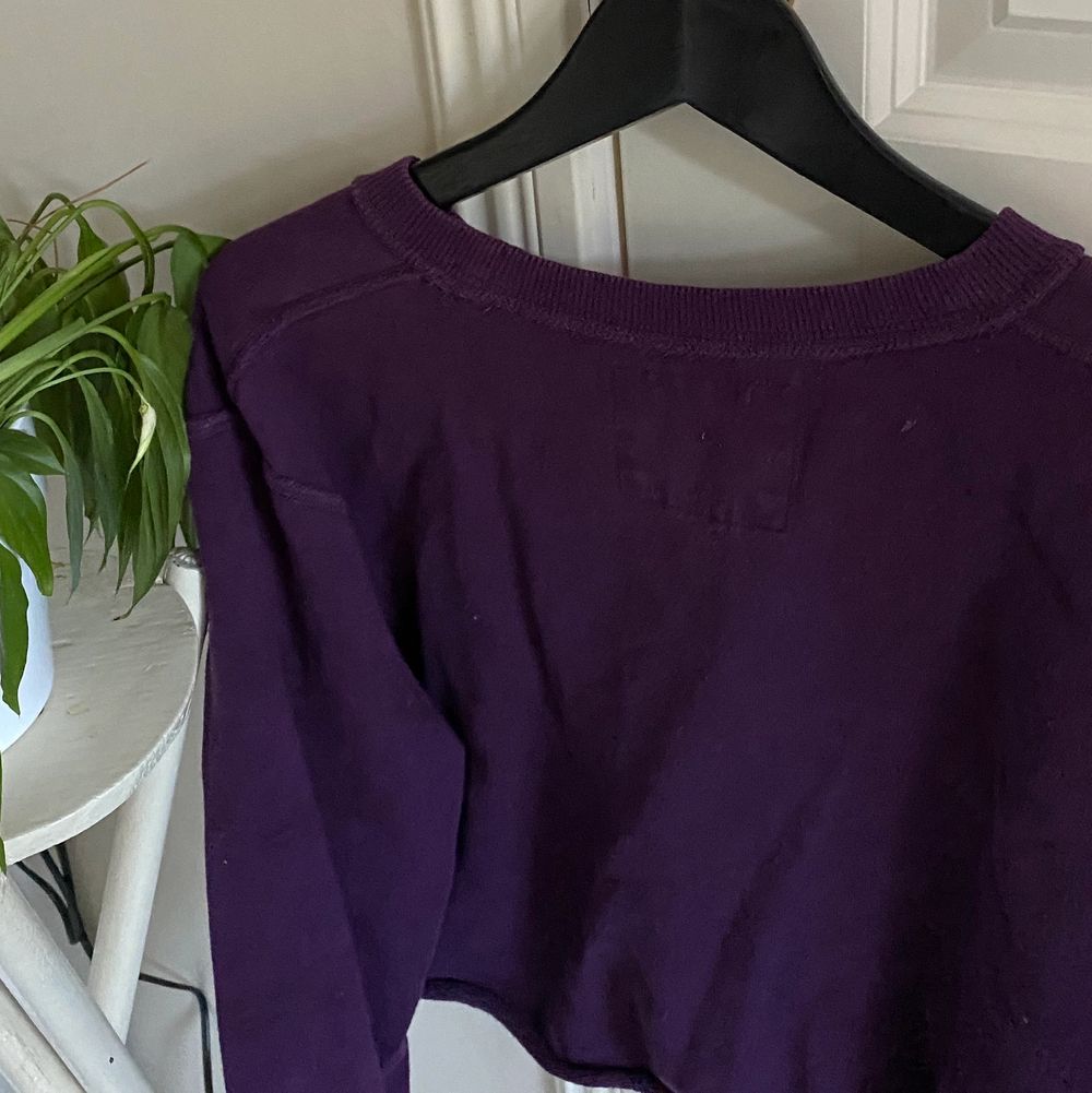 Säljer mina fina mörk lila tröja med stort tryck💜💜 den är en kroppad sweatshirt och har fin passform✨✨ inget fel på den alls, skriv vid intresse💜. Toppar.