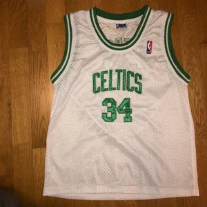Nba linne - Celtics basketlinnen i nättyg! Är i nyskick och aldrig använd av mig. Bra kvalite. Original NBA. Tröjan är i storlek M fast för barn så sitter ungefär mer som en S. Kan mötas upp, annars tillkommer frakt