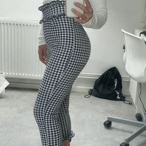 Rutiga byxor från Nelly  - Rutiga byxor från Nelly, storlek XS. Nyskick. Stretchiga. Bud från 60kr i kommentarerna 