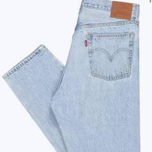 Säljer mina Levis jeans i 501 då de blivit för små för mig som är 26/27 och dessa är 25, har en liten fläck under ena fickan men går säkert att tvätta bort! Inte så mycket använda väldigt bra kvalitet. Köpare står för frakt! Kontakta för mer frågor. Nypris 1099kr. Budgivning börjar på 300kr