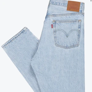 Levis jeans - Säljer mina Levis jeans i 501 då de blivit för små för mig som är 26/27 och dessa är 25, har en liten fläck under ena fickan men går säkert att tvätta bort! Inte så mycket använda väldigt bra kvalitet. Köpare står för frakt! Kontakta för mer frågor. Nypris 1099kr. Budgivning börjar på 300kr