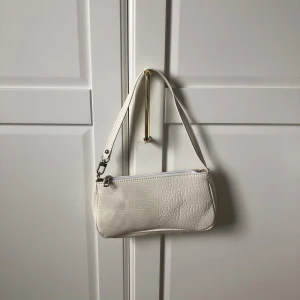 SHEIN väska - Vit snygg väska! Snygg till våren! Sitter snyggt på o rymmer hyfsat mycket!🌼🌼