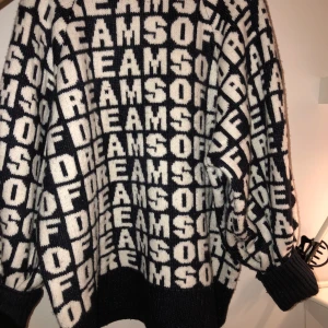 Stickad tröja från H&M - Stickad tröja från hm i en overaize model. storlek M men passar från S-L beroende på önskad passform✨ 