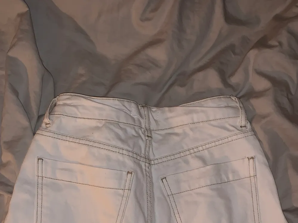 Ett par vita jeans med coola detaljer från Gina tricot. Knappt använda, därför i bra skick. Sitter bra på mig som är 165 lång. Köpte för 400kr. Köparen står för frakten☺️💓. Jeans & Byxor.