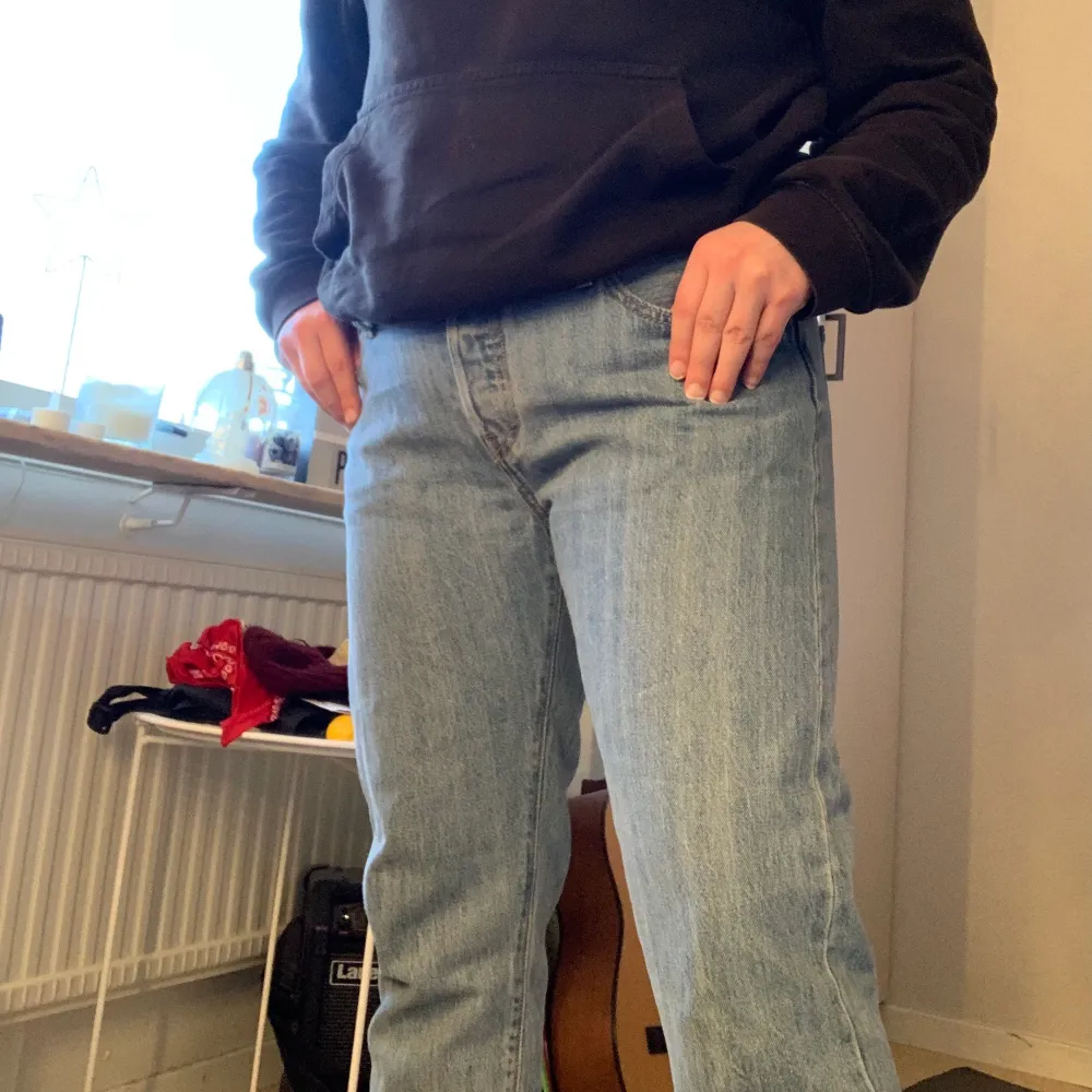 Lågmidjade, ljusblåa jeans från Levis. Lite pösiga i byxbenen skulle säga att storleken är M/L då jag klippt bort lappen och ej kmr ihåg :) är 157 cm lång de är bra längd på mig PRIS KAN DISKUTERAS. Jeans & Byxor.