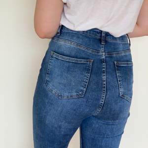 Superfina jeans med hög midja och dekorativa knappar framtill.  Strl 38, något stretchiga.  Använda fåtal gånger så dom är i i fint skick. 