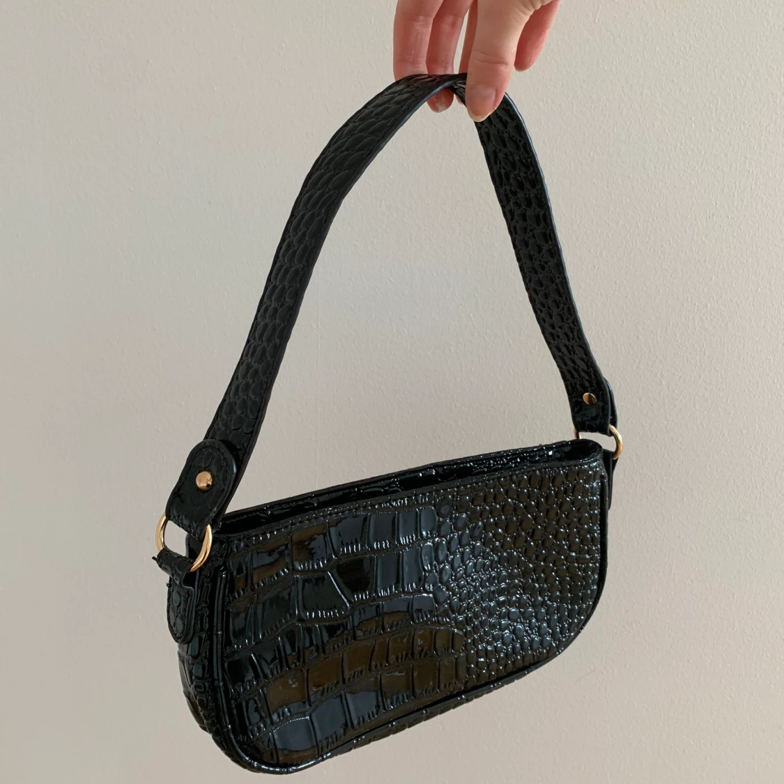 Handväska i svart ”krokodilskinns” imitation