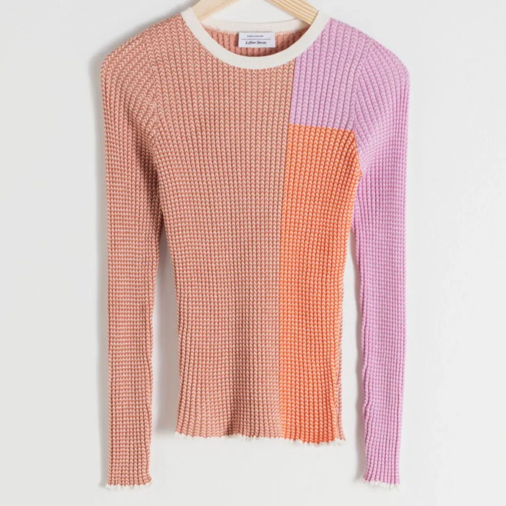 Women's Orange Cotton Blend Color Block Top heter tröjan och är från & other stories, den är i stl Xs och är aldrig använd pga för liten. Så alltså jätte fint skick, nypris var 600kr☺️ skicka pm vid intresse eller frågor. OBS frakt tillkommer😇👍. Toppar.