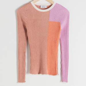 Women's Orange Cotton Blend Color Block Top heter tröjan och är från & other stories, den är i stl Xs och är aldrig använd pga för liten. Så alltså jätte fint skick, nypris var 600kr☺️ skicka pm vid intresse eller frågor. OBS frakt tillkommer😇👍