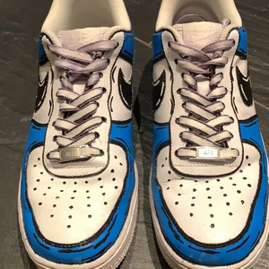 Cartoon custom Air Force 1 - Väldigt lite använda Air Force 1 stl 41. Några få slitningar i färgen men annars väldigt bra skick!👌🏽 Bud från 700 kr