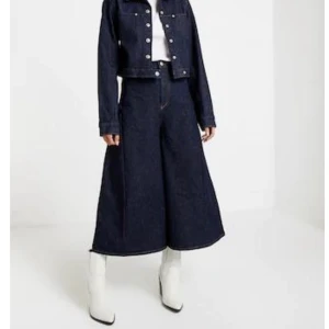 Levis Engineered Jeans Loose - Säljer ett par helt nya, coola Levis jeans som aldrig kommit till användning, lapparna sitter kvar. Det är bara att skriva om du vill ha fler bilder eller om du undrar något!! Nypris 1199kr💙💙