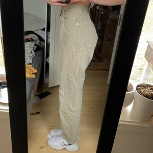 Beige jeans - Såååå snygga jeans i den perfekta beigea färgen!! Har sytt in dom själv o midjan och säljer enbart pga av att de är lite korta i längden för min smak då jag är 1.76 cm lång. 💕
