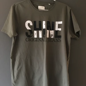 T-shirt med tryck - Säljer t-shirt med tryck, aldrig använd.