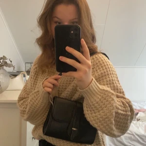 svart väska  - Svart väska som jag köpt i en pop up butik, lite färg har lossnat från det silvriga därav priset men annars i bra skick. Köparen står för frakten! 