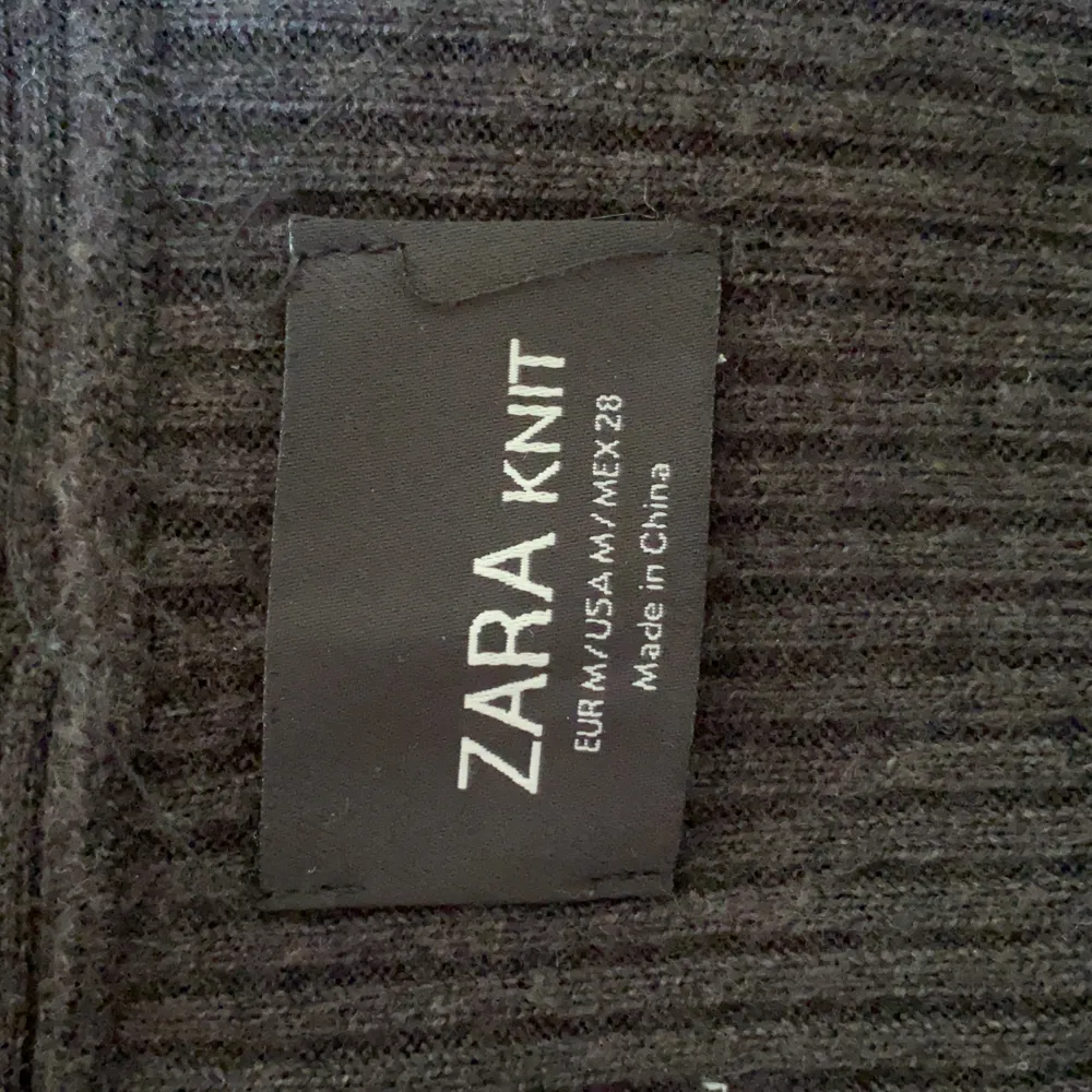 Mörk grå cardigan från Zara, varm och cozy. Tröjor & Koftor.