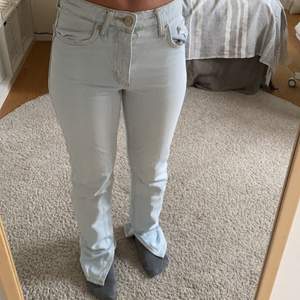Älskar dessa jeans från zara💞🦋✨, väl använda men ingenting man ser, lite långa på mig som är 162, storlek xs/32! Pris exkl frakt, kan även mötas upp! Budaaaaa❣️