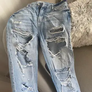 Säljer mina fina Rebecca Stella jeans som jag endast har använd en gång. Så gott som nya! 💕