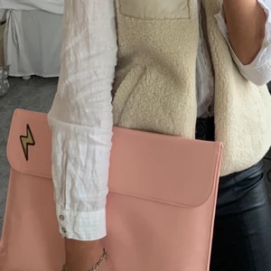 Laptopfodral rosa inkl en patch - Vi är fem tjejer som driver UF-företaget som säljer stilrena laptopfodral som du enkelt kan designa med hjälp av våra patches. Välj mellan färgerna svart, grå, mörkgrön och rosa samt våra patches; tiger, blixt eller en hand🐅⚡️🤘🏽Beställning kan ske via Plick, Instagram eller vår hemsida! Pris: 249kr inklusive en patch. Kunden står för eventuell fraktkostnad.