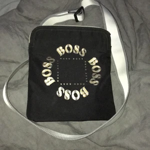 Hugo boss väska fint skick - Fin väska till sommaren, byten funkar också 