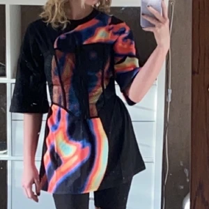 Korsett  - Råkade köpa två så den är aldrig använd, inte ens uppackad. Är otroligt snygg, inte som en korsett som går att justera utan denna har en dragkedja. Från Dollskill 2020. 