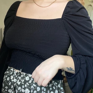 Svart blus - Svart blus i fint skick, knappt använd🥰