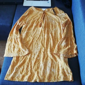 Senapsgul klänning  - Klänningen användes en gång, så den är i bra skick. Det var en presenr från en vän, men den är inte riktigt min stil och inte min storlek heller😅 köparen står för frakten. 