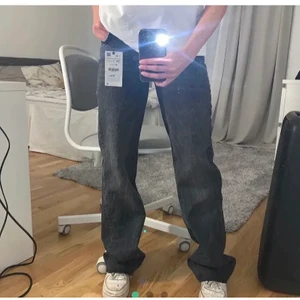 zara jeans - säljer dom här slutsålda populära zara jeansen fast i mörkblått (se sista bilden), skriv för fler bilder. helt nya!