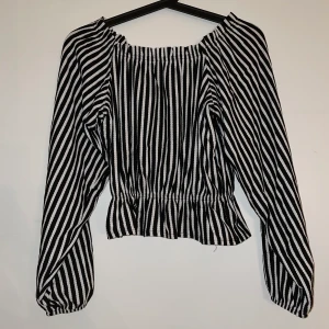 Off shoulder topp - Off shoulder topp men går även bra att ha som icke off shoulder! Storlek XS men passar även de som har S!