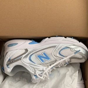 New balance mr530 limited - Helt nya new balance säljer dem eftersom de inte går att lämna tillbaka. Köptes nån vecka sen och är väldigt efterfrågade! 