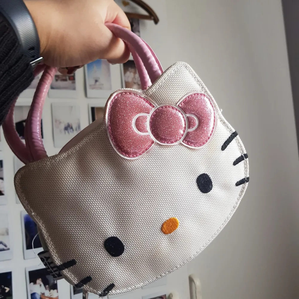 Säljer denna unika Y2K Hello Kitty väska som är gjord för en Nintendo!!💞 Den har massa utrymme för spel och andra tillbehör för en Nintendo. Startpris 350kr+frakt, hör av er om eventuella frågor💞💞💞. Väskor.