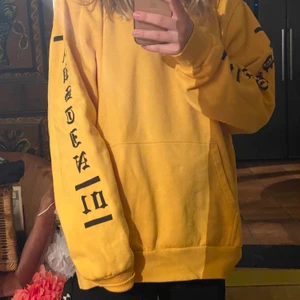 Senapsgul hoodie - En cool hoodie som på mig sitter väldigt oversized. Köpt på H&M. Frakt tillkommer