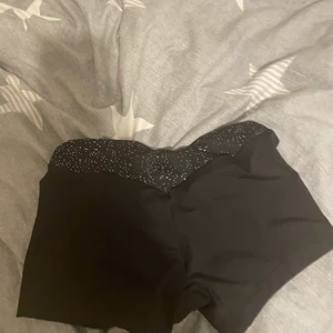 Gymnastik shorts stl xs/s - Ganska bra skick! Swish finns! Köparen står för frakten om man inte kan mötas i Linköping! Frakten kan variera på hur mycket paketet väger!