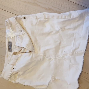 Denim vit kjol  - GUESS Denim vit kjol storlek  26 