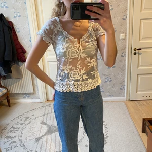 Blus - Superfin genomskinlig blus i spets som knappt kommit till användning! Från a&f i storlek 38 men passar 34-38!🌸
