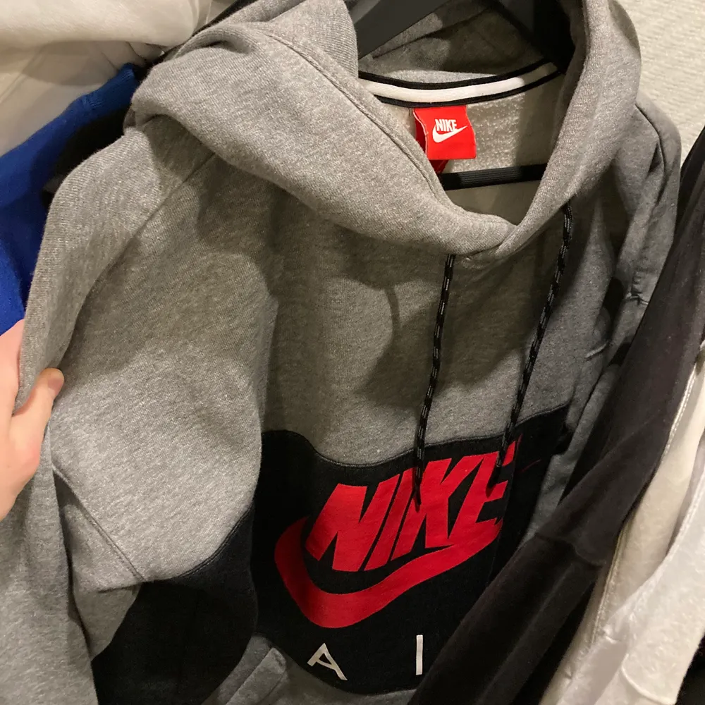 Nike hoodie som har nypris 499.  Storlek: S cond:9/10 knappt använd. Hoodies.