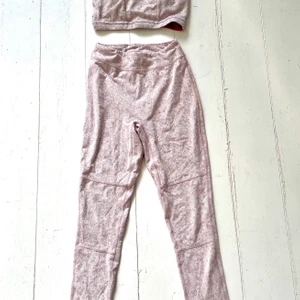 Gymshark set - Fint rosa set från Gymshark. 400kr för hela setet, eller 150kr för toppen och 350kr för tightsen🌸 Tightsen är något små i storlek!