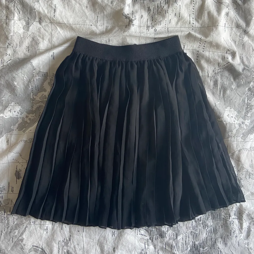 Säljer min svarta plisserade kjol i storlek XS från NAKD, endast använd en gång och är därför i toppskick. Köpt för 249kr men säljer för 100kr. Köparen står för frakt.. Kjolar.
