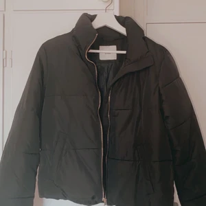Svart jacka  - Bra skick. Använd ett par gånger. Storlek: S Pris: 150kr 