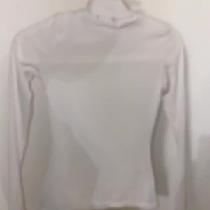 Boohoo  - Vit polo tröja från boohoo helt oanvänd i storlek S
